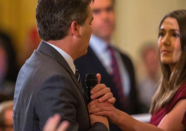 Bunun üzerine bir kadın Beyaz Saray görevlisi, Acosta'nın elinden mikrofonu almaya çalıştı.