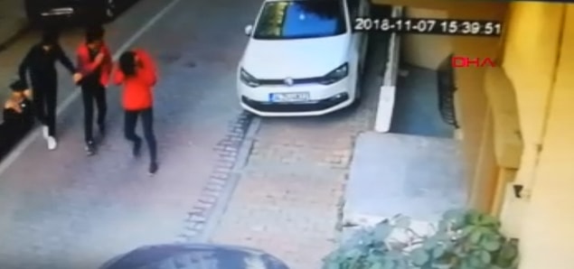 DHA'nın aktardığı bilgiye göre lise öğrencisi Mert Can Karagöz, üç kişiyle sokakta yürüdüğü sırada arkasından gelen okul arkadaşı M.K.'nın saldırısına uğradı.