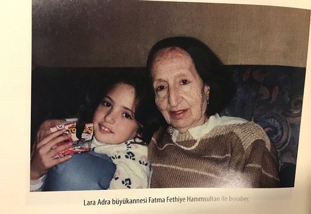 Aile tarihi şaşaalar, acılar ve unutulmaz anılarla dolu olan genç kadın sürgündeki hayatı babaannesinden ve babasından dinlemiş…