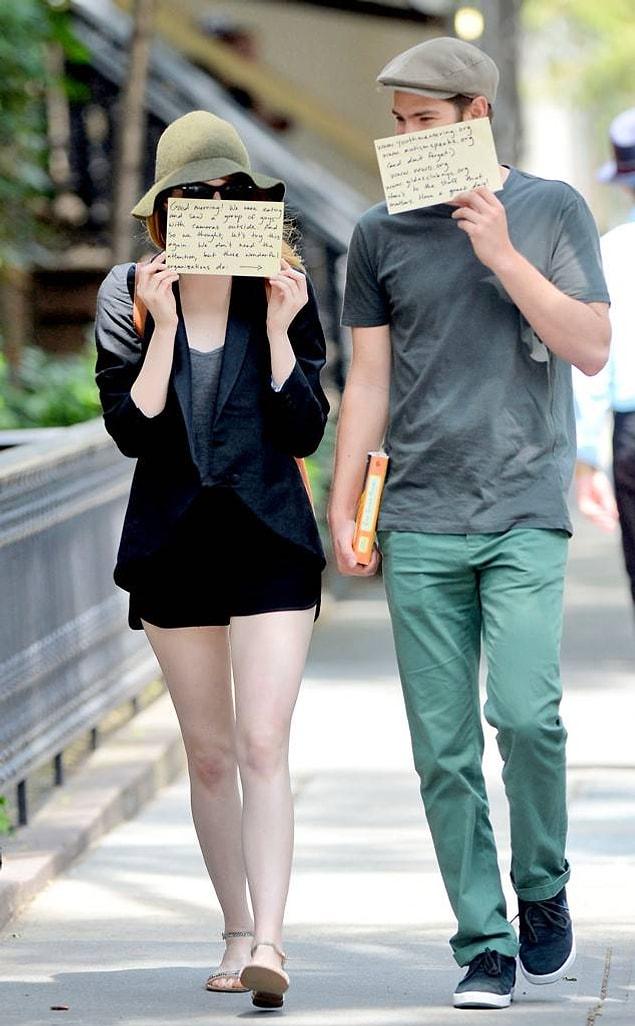 20. That time she and ex-boyfriend Andrew Garfield used the paparazzi frenzy around them to their advantage, promoting two charities by holding up cardboard signs in front of their faces.