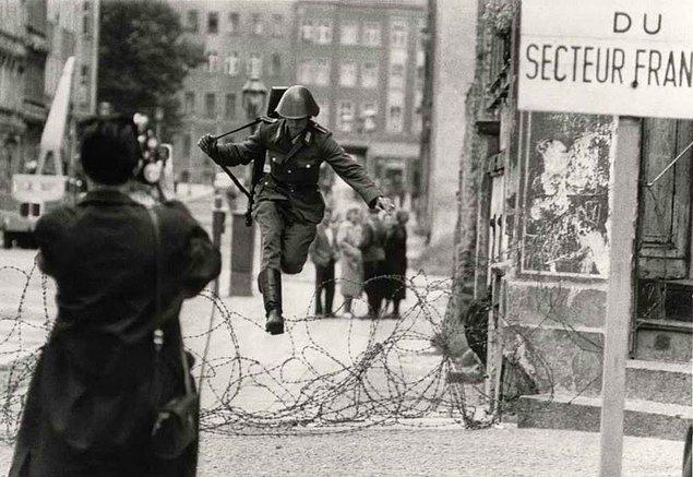 Doğu Berlin'den Batı Berlin'e kaçan en ünlü kişi ise Doğu Alman sınır koruma askeri olan Conrad Schumann oldu.