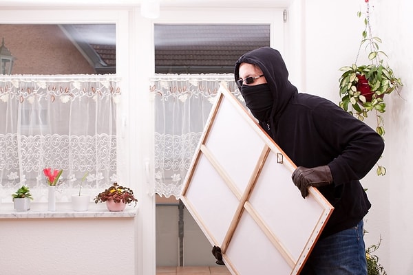 9. Какая из этих картин была украдена в 1911 году, а отреставрирована лишь через 2 года?