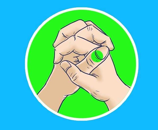 1. Сверху большой палец правой руки: