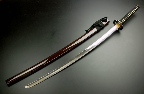 4. Дополните английскую метонимическую поговорку: "... сильнее мяча".