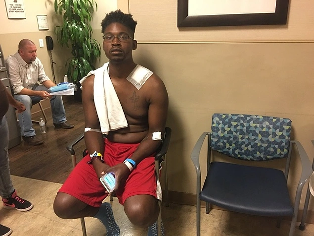 Bu gördüğünüz ise Jonathan Smith. Kendisi omuzundan vurulmadan önce, Vegas'taki bir silahlı saldırıda 30 kişinin hayatını kurtardı.