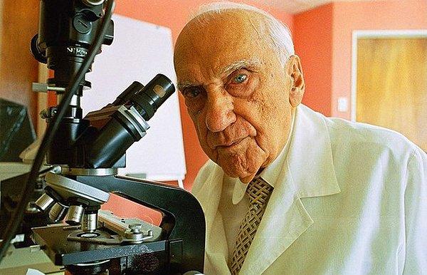 8. Jacinto Convit, cüzzam hastalığı için aşı üretti. 100 yaşında olmasına rağmen, hala kanser için bir tedavi yöntemi arıyor.