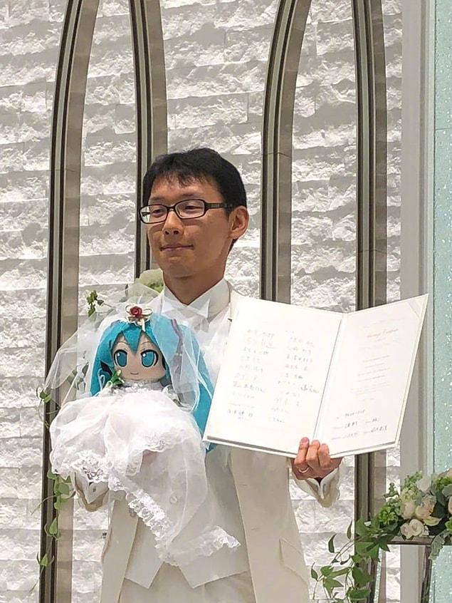 So he decided to get married to Miku because he wants to live happily ever after!