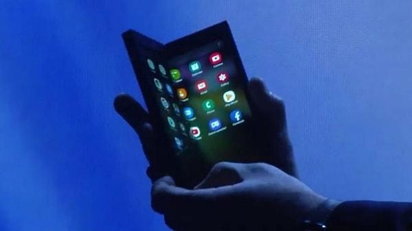 Samsung Infinity Flex Display isimli teknolojisine sahip telefon-tabletini yaptığı etkinlikte tanıttı.
