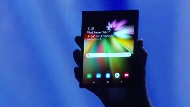 Cihaz katlandığında 4 inçlik bir ekrana sahipken, açtığınızda 7.3 inçlik bir tablete sahip oluyorsunuz. Sistemin yazılım altyapısını da Google üstlenmiş.