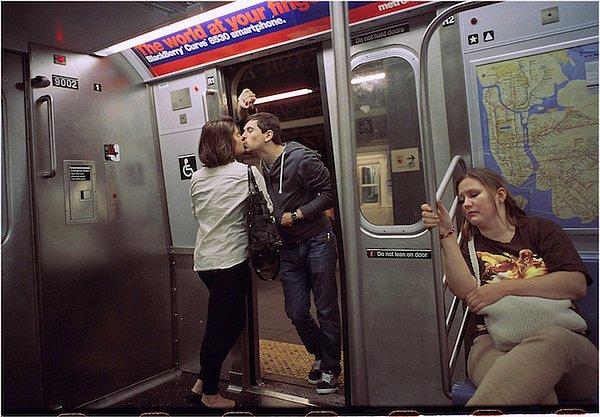 Metroda oturduğun yerin iki tarafında boşluk olması ve gelen çiftler yan yana otursun diye bir yana kaymak,