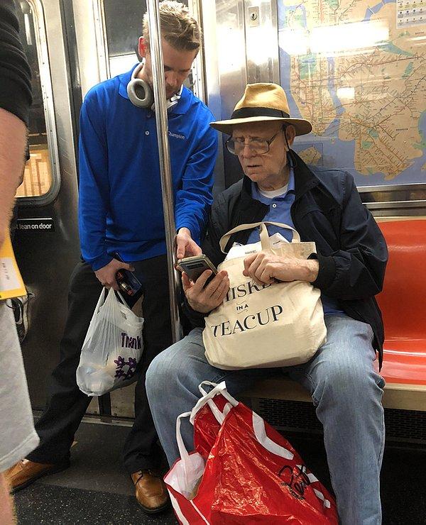 11. "Metroda genç bir adam, yaşlı bir adamın telefonunda yön bulmaya çalıştığını fark etti."