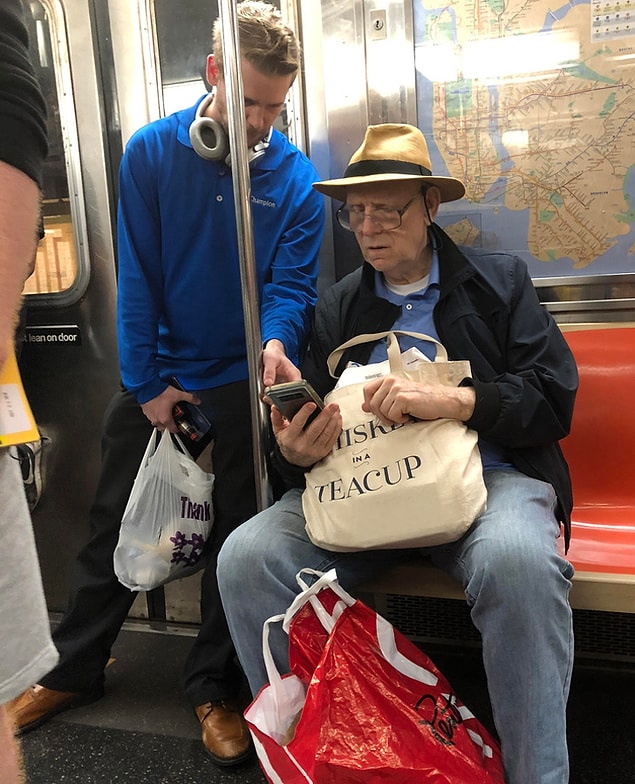11. "Metroda genç bir adam, yaşlı bir adamın telefonunda yön bulmaya çalıştığını fark etti."