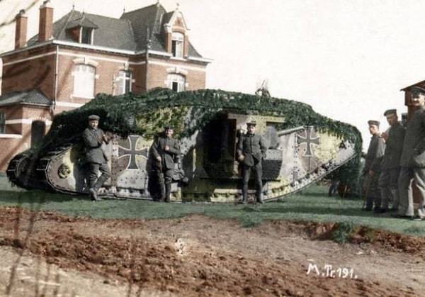 2. Трофейный английский танк, доставшийся немцам. Приблизительно 1916-1917 годы