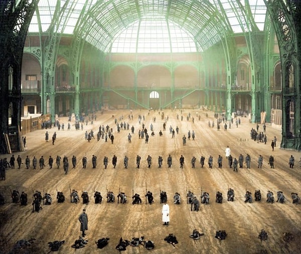 3. Раненые солдаты тренируются с оружием в стенах Большого дворца (Гран-Пале), Париж. Во время Первой мировой войны там размещался госпиталь