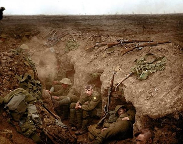 13. Битва за Гиллемонт, 3-6 сентября 1916 года. Валлийская гвардия в резервной траншее в Гиллемонте. Британский фронт — Франция