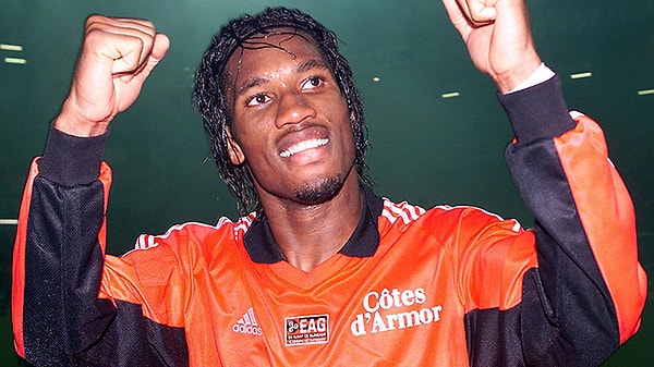 11 Mart 1978 tarihinde Fildişi Sahili'nin Abidjan şehrinde dünyaya gelen Drogba, 5 yaşındayken ailesi tarafından, aynı zamanda profesyonel futbolcu olan dayısı Michel Goba'nın yanına Fransa'ya gönderildi. Daha sonra Fildişi Sahili'ne geri dönse de annesi ve babası işini kaybedince dayısının yanına geri döndü.