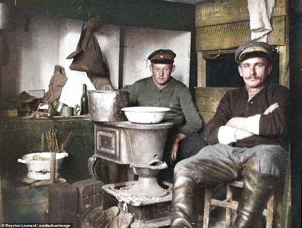 19. Два немецких солдата в фермерском доме, Гузокур, Франция, 1915 год. Деревня была оккупирована немцами, пока британцам не удалось вторгнуться в нее в начале 1917 года