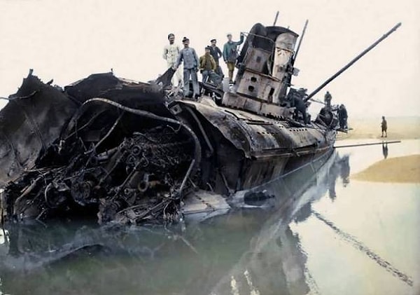 21. Французские моряки с визитом в Императорский немецкий военно-морской флот SM UC-61. Подводная лодка типа UC II, застрявшая на пляже недалеко от коммуны Виссан, Па-де-Кале, Франция, август 1917 года