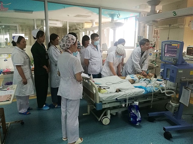 3. Changzhou'daki bir grup sağlık çalışanı, Şangay'dan yüksek vasıflı doktorların gelmesini bekleyen bir çocuğu hayatta tutmak için ona kalp masajı yapıyor.