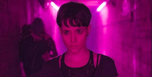 1. "Девушка, которая застряла в паутине"