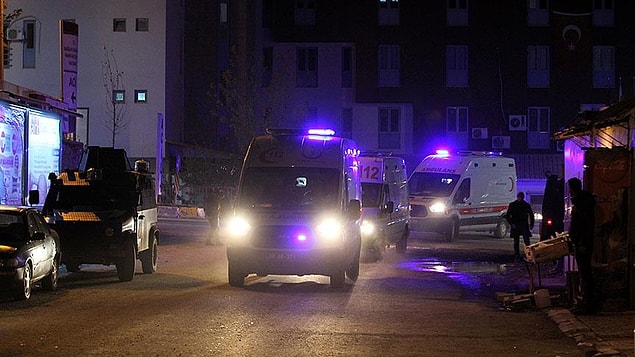 Yaralı askerler, helikopterde indirildikten sonra hazır bekleyen ambulanslarla Hakkari ve Yüksekova Devlet hastanelerine kaldırılarak tedavi altına alındı.