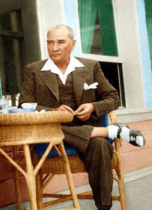 Her toprağı parça parça kaybolmak üzere olan bir ülkenin yoktan varoluşuna giden yolda muhteşem kalkınmalar yaptığı için...