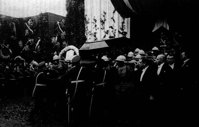 21 Kasım 1938 günü Türkiye Büyük Millet Meclisi kura ile Atatürk’ün naaşını taşıyacak 12 milletvekilini seçti.