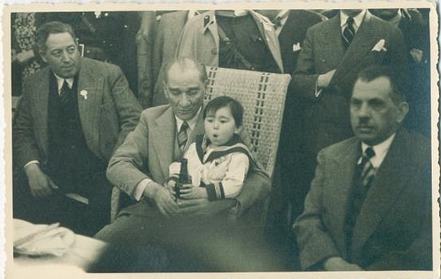 "Yer nemli, gök nemli, gözlerin nemli. Bu ıslak hava içinde kaskatı ve kupkuru bir şey taşımaktasın. Üzülme."