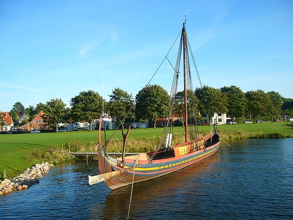 5. Какая фигура обычно вырезалась на носу драккаров викингов?