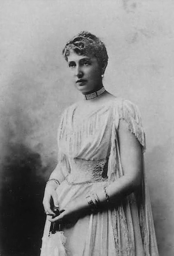 6. Первую американку, ставшую членом королевской семьи, звали Алиса Гейне. Она стала второй женой принца Альбера I. Он в свою очередь является прапрадедом принца Ренье III, женившегося на другой американке. О какой стране идет речь?