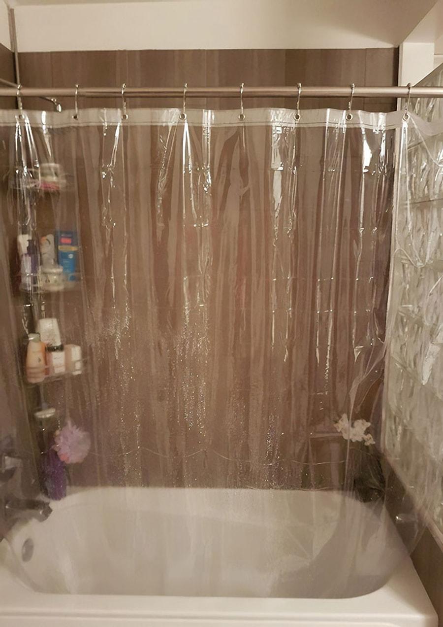 Попросила мужа купить. Занавеска для ванной. Смешные шторы для ванной. Прикольная занавеска в ванную. Креативные шторы для ванной.