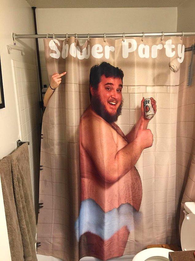 24. "Kız arkadaşıma üzerinde kendim olan bir duş perdesi yaptırdım. Çok sevdi."