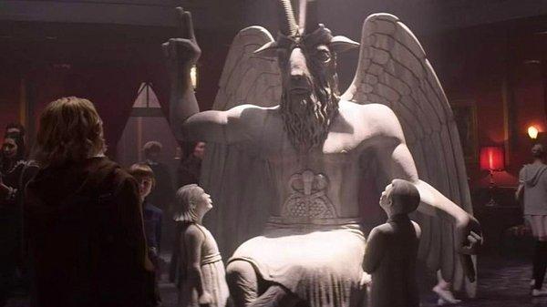 Satanist Tapınak isimli grup, dizide yer alan tanrı figürünün, kendi tanrıları olan Baphomet'ten esinlenildiği iddia etti