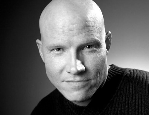 На вопросы касательно увечья актер отвечал, что он ветеран войны и потерял руку в боях