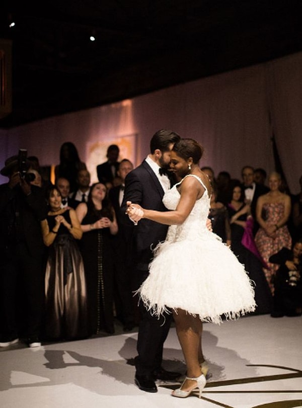 6. Над созданием второго свадебного платья спортсменки от Versace трудились сразу 5 швей - наряд был готов через 1500 часов.