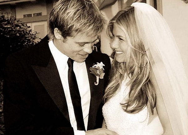 7. Дженнифер Энистон и Бред Питт решили не экономить на безопасности и потратили на нее 100 тысяч долларов (сюда входит и защита воздушного пространства). Правда, папарацци не остановило даже это. Также пара не пожалела потратить огромную сумму денег на 13-минутный грандиозный салют.