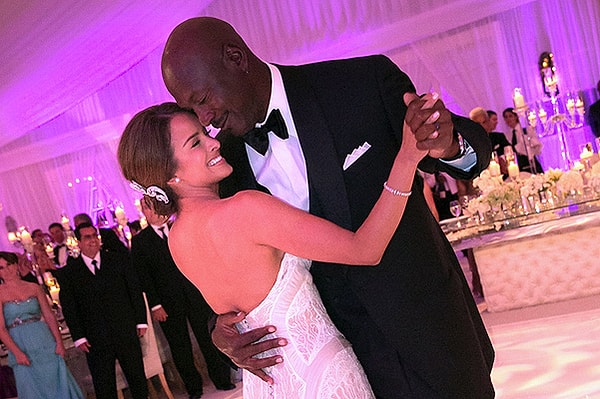 11. Чужие деньги, конечно, считать нехорошо. Но все же попробуем узнать, во сколько же селебрити обходятся проведения торжеств, ведь запросы у них немалые. К примеру, Майкл Джордан потратил 10 млн долларов.