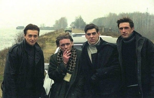 6. Около 27% голосующих признались, что хотели бы увидеть продолжение культового сериала "Бригада". История и четверых друзьях и стала победительницей в номинации "Остаться в живых".