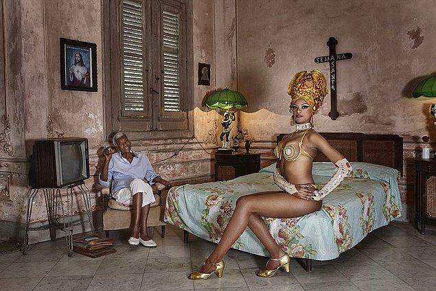 14. Tropicana'daki Dansçı Joana Büyükannesiyle Oturuyor, Küba (Büyüleyici Yüzler kategorisinde Mansiyon Ödülü)