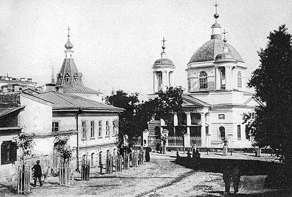 6. Какой город описывал Михаил Булгаков: "Город прекрасный, город счастливый. Над разлившимся Днепром, весь в зелени каштанов, весь в солнечных пятнах. Сейчас в нем великая усталость после страшных громыхавших лет. Покой. Но трепет новой жизни я слышу. Его отстроят, опять закипят его улицы, и станет над рекой, которую Гоголь любил, опять царственный город"?