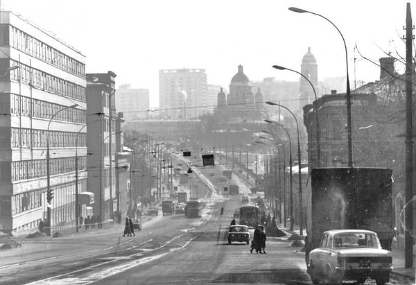 3. Вот еще один отрывок: "А жили они с матерью в далеком огромном городе, лучше которого и нет на свете. Днем и ночью сверкали над башнями этого города красивые звезды. И, конечно, этот город назывался ..."