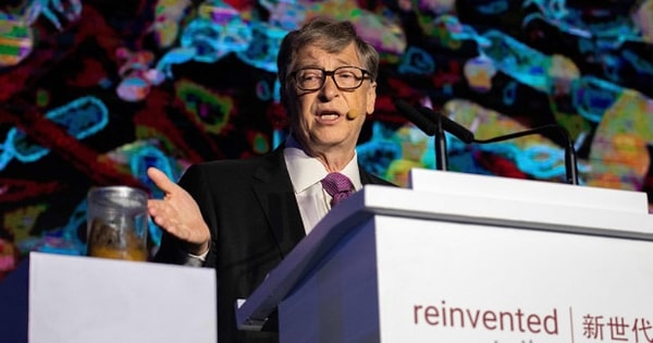 Самое забавное то, что Гейтс вышел на презентацию с банкой фекалий, которой выделили специальный столик