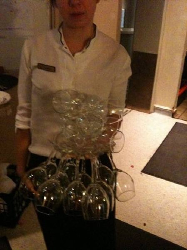 5. «Я могу держать около 20 бокалов для вина в одной руке»