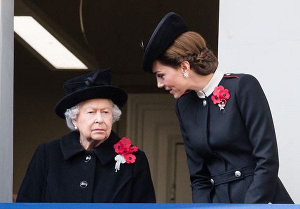 Все женщины были в черном и со шляпками.