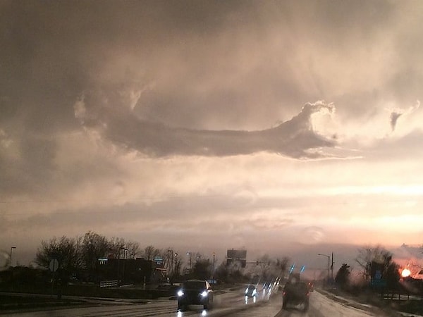 9. Кажется, что в небе огромная рука. Это произошло в Португалии