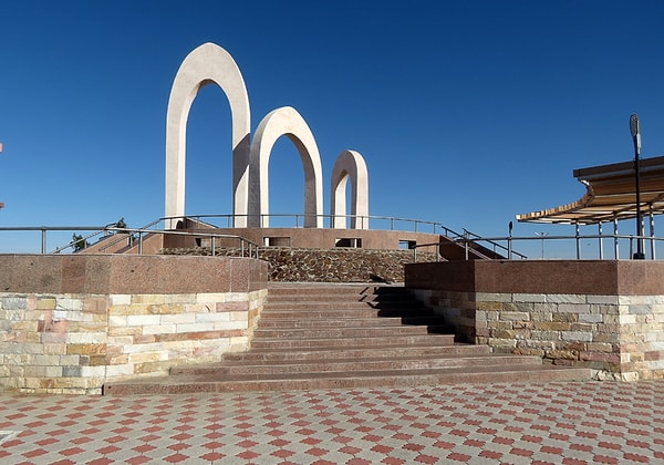 2. "Учкудук -три колодца" - пожалуй, одна из самых знаменитых песен в репертуаре этого коллектива.