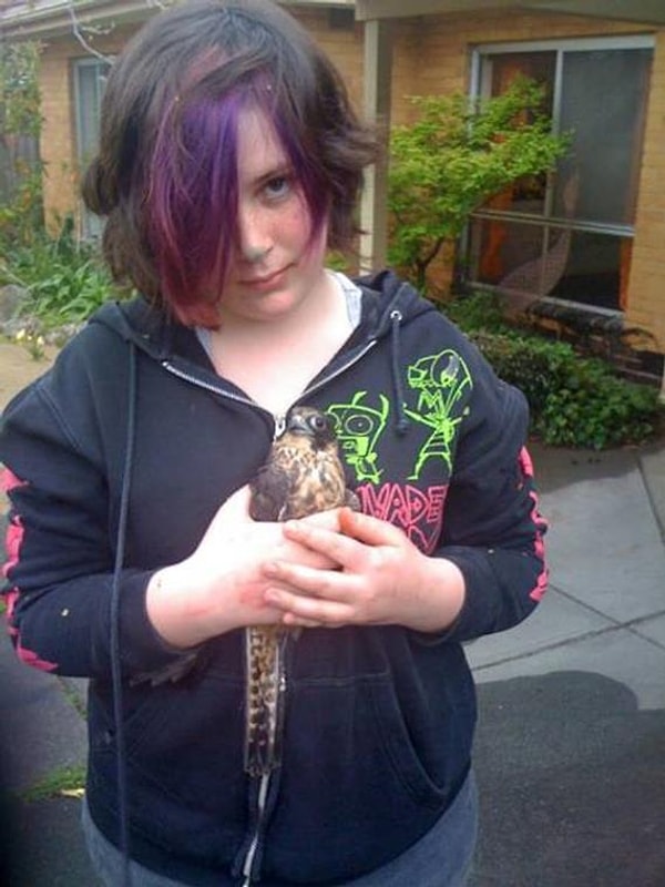 11. «Когда мне было около 15 лет, я голыми руками поймала сокола (он был абсолютно здоров и не ранен). Этот сокол хотел атаковать наших куриц, и я умудрилась схватить его, а затем побежала в дом, чтобы показать его маме и сделать с ним фотографию»