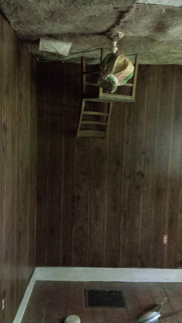 10. «Я как-то нашел заброшенный дом, в котором была комната, где все было вверх дном»