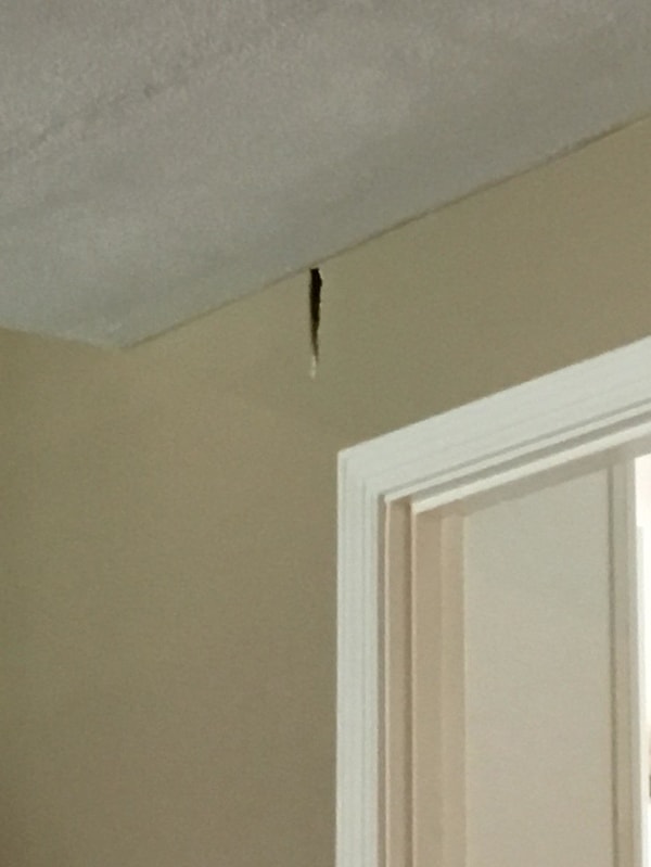 9. «Тесть хотел установить выключатель и просверлил дрелью трубу с горячей водой»