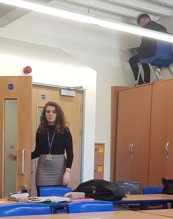 17. «Мой одноклассник залез на шкаф, и, когда вошла учительница, ему ничего не оставалось делать, кроме как притвориться, что он там сидит и читает»